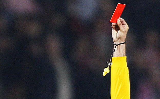 Un árbitro muestra la tarjeta roja en el transcurso de un partido. 