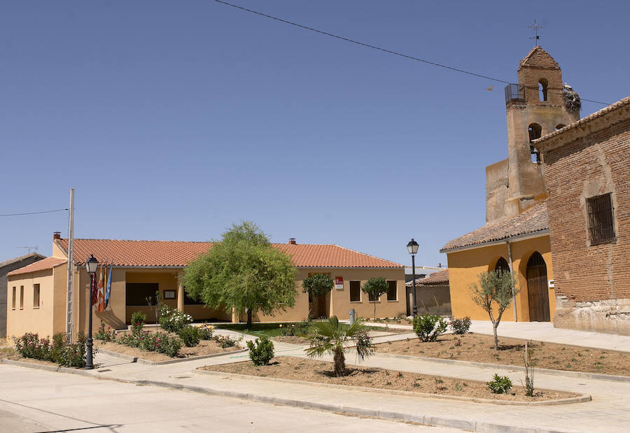 Pobladura de Valderaduey será uno de los pueblos zamoranos que fotografiarán. En la image, el ayuntamiento y la iglesia de San Miguel Arcángel 