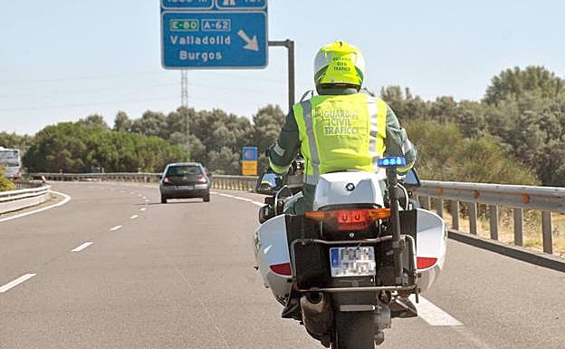 Un Guardia Civil patrulla por la A-6.
