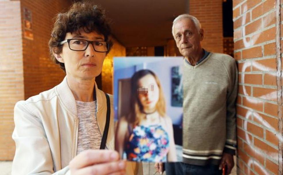 Isabel Santiago y Roberto Álvarez posan con una foto de su hija, Ana Isabel, en el parque del Conceyín en La Corredoria.