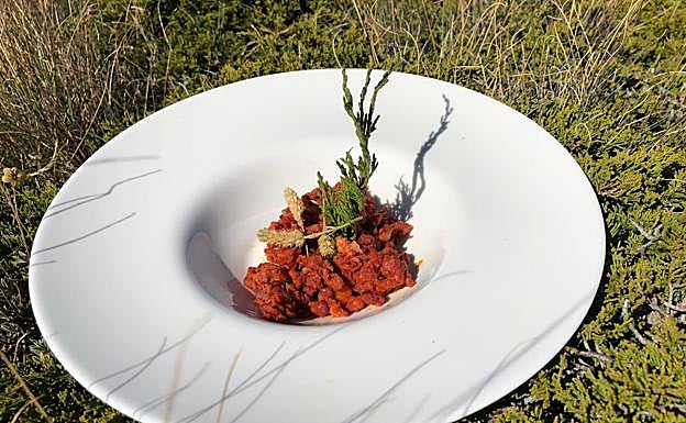 Imagen principal - Los platos de jijas, morcilla y trucha en escabeche recién cocinados en plena Montaña Palentina. 