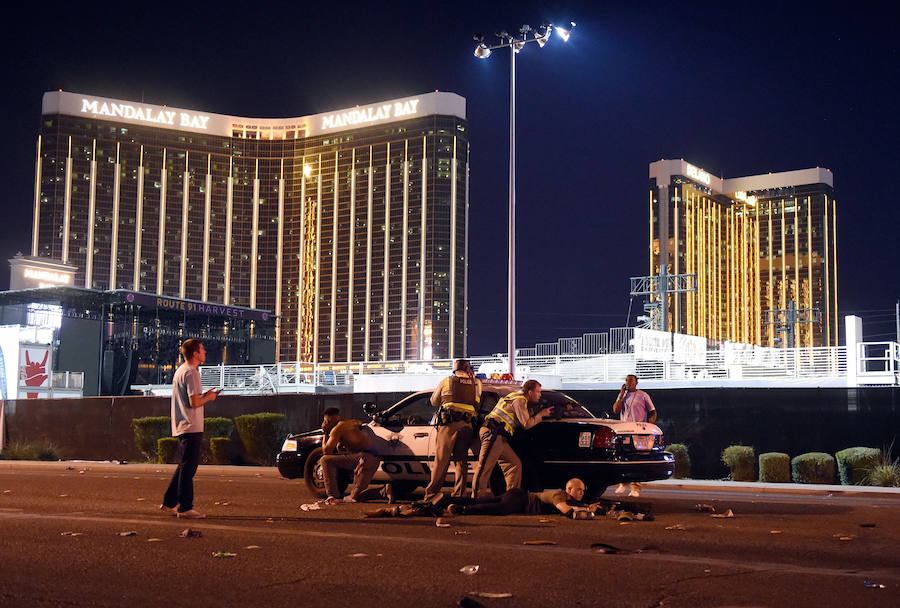 Miembros de la policía de Las Vegas momentos después de que un hombre fuertemente armado abriera fuego sobre los asistentes a un concierto de música country el 1 de octubre de 2017.