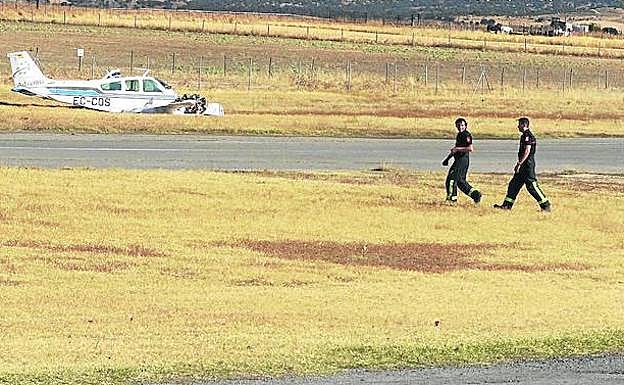 Dos bomberos se dirigen a la avioneta poco después de que se estrallara este miércoles en Fuentemilanos. 