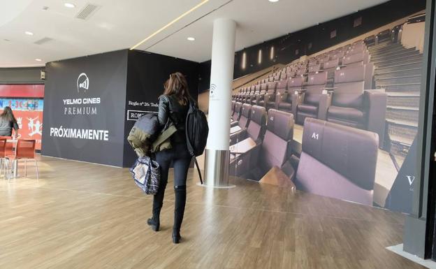 Cartel de la llegada de la empresa Yelmo Cines en Vallsur.