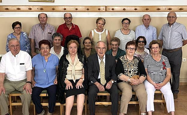 Agustina Lobo y Tomás Rivero (en el centro), junto a miembros de la asociación de jubilados