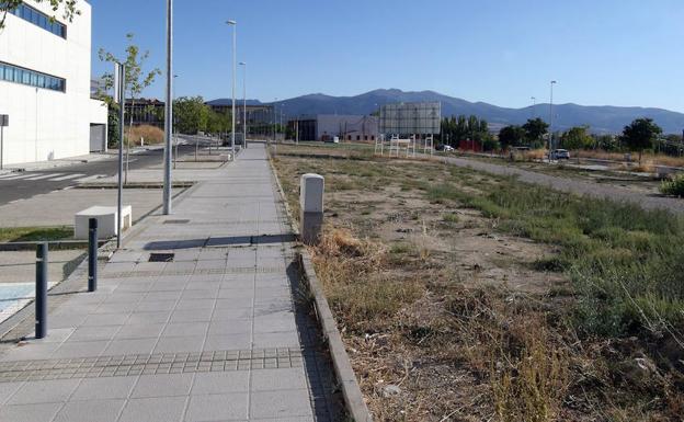 Terrenos detrás de la Biblioteca (izquierda) y el parque de Bomberos (al fondo a la derecha), junto a las obras del Palacio de Justicia