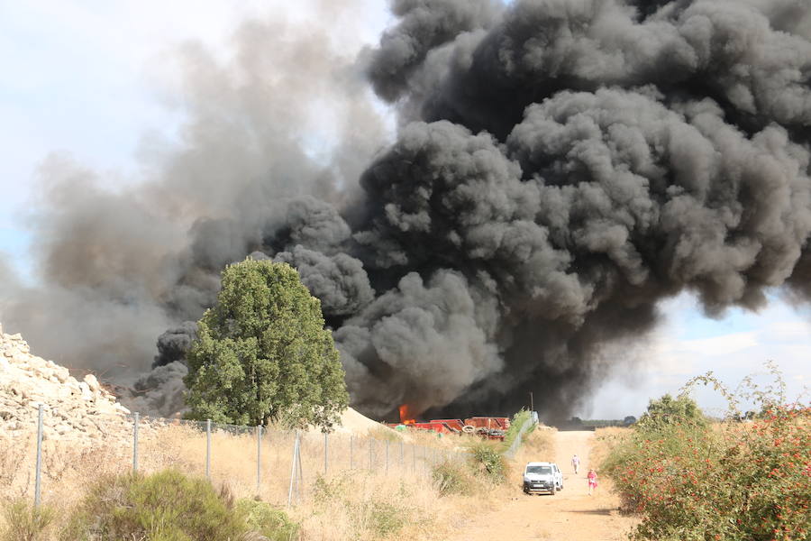 Fotos: Un incendio asola la planta de reciclaje industrial de León Verde