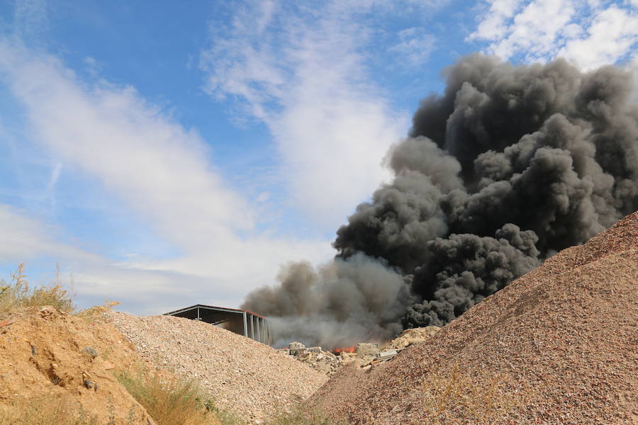 Fotos: Un incendio asola la planta de reciclaje industrial de León Verde