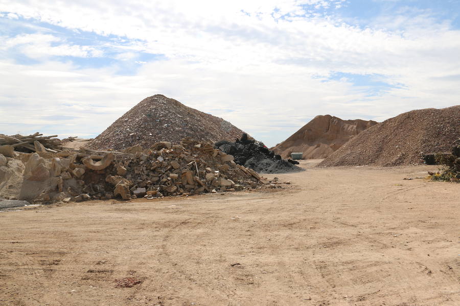 Fotos: Un incendio asola la planta de reciclaje industrial de León Verde