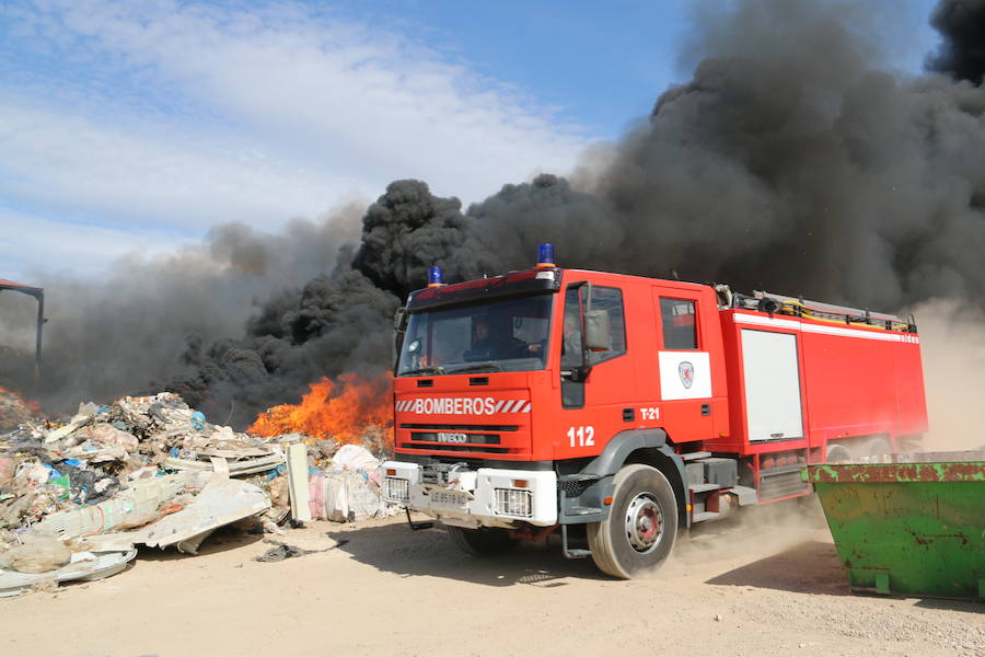 Fotos: Un incendio asola la planta de reciclaje industrial de León Verde