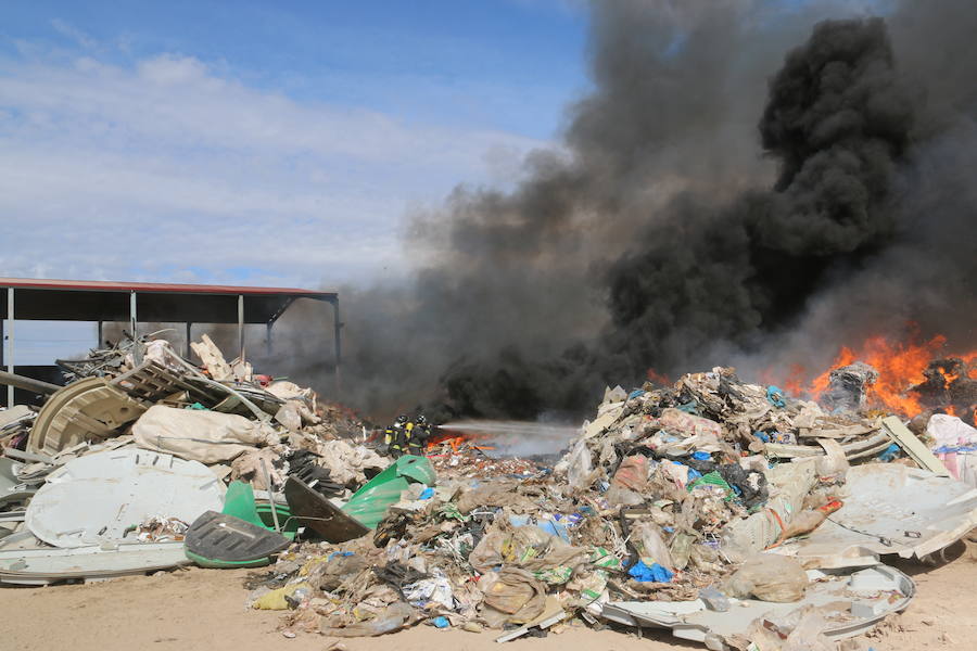 Fotos: Un incendio asola la planta de reciclaje industrial de León Verde