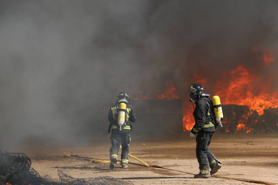 Fotos: Un incendio asola la planta de reciclaje industrial de León Verde