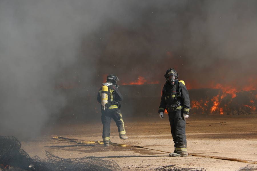 Fotos: Un incendio asola la planta de reciclaje industrial de León Verde