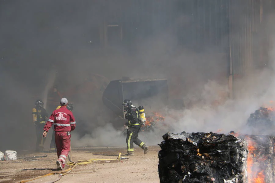 Fotos: Un incendio asola la planta de reciclaje industrial de León Verde