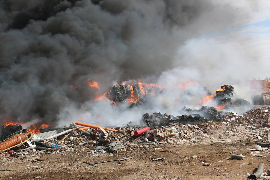 Fotos: Un incendio asola la planta de reciclaje industrial de León Verde