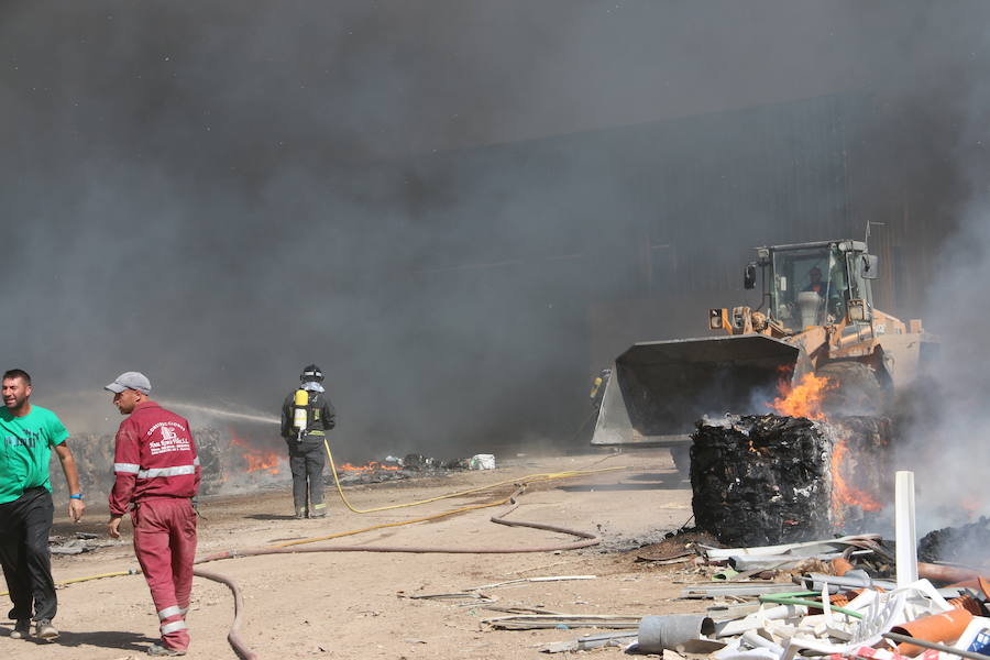 Fotos: Un incendio asola la planta de reciclaje industrial de León Verde