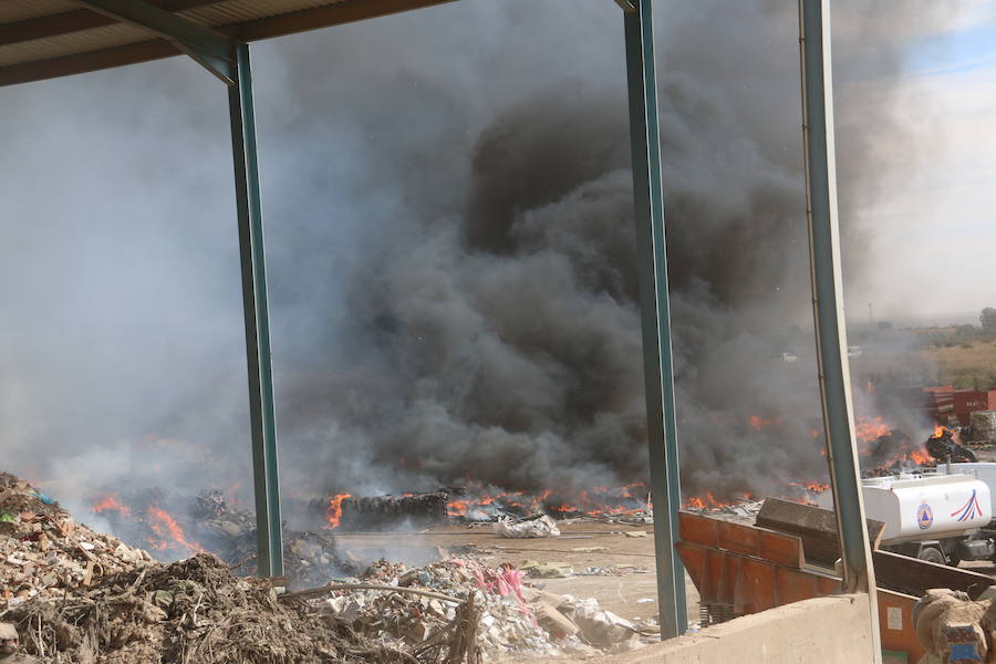 Fotos: Un incendio asola la planta de reciclaje industrial de León Verde