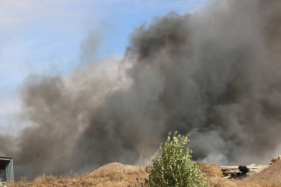 Fotos: Un incendio asola la planta de reciclaje industrial de León Verde