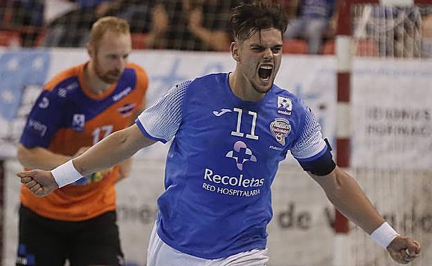 Rubén Río celebra con rabia uno de sus tres goles. 