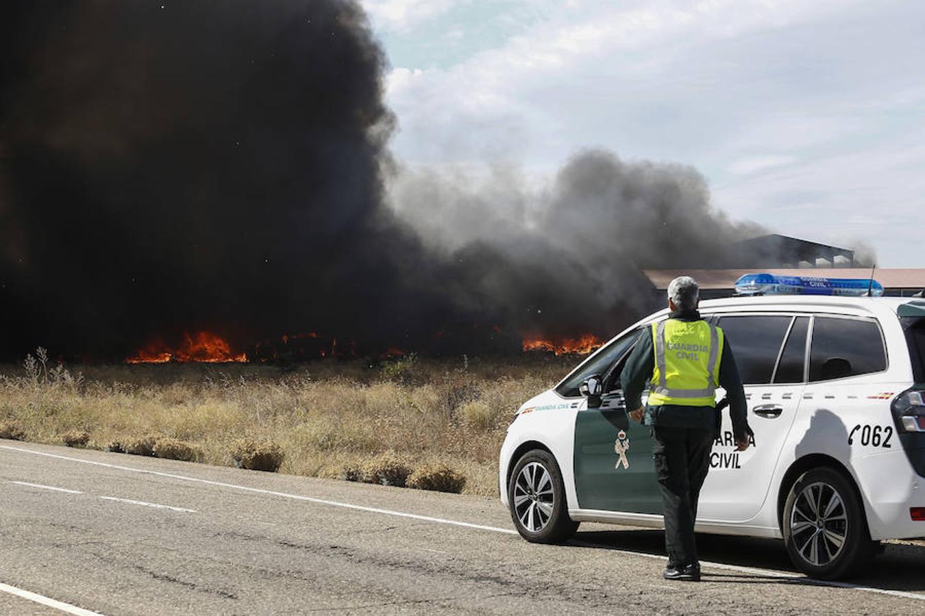 Fotos: Un incendio asola la planta de reciclaje industrial de León Verde