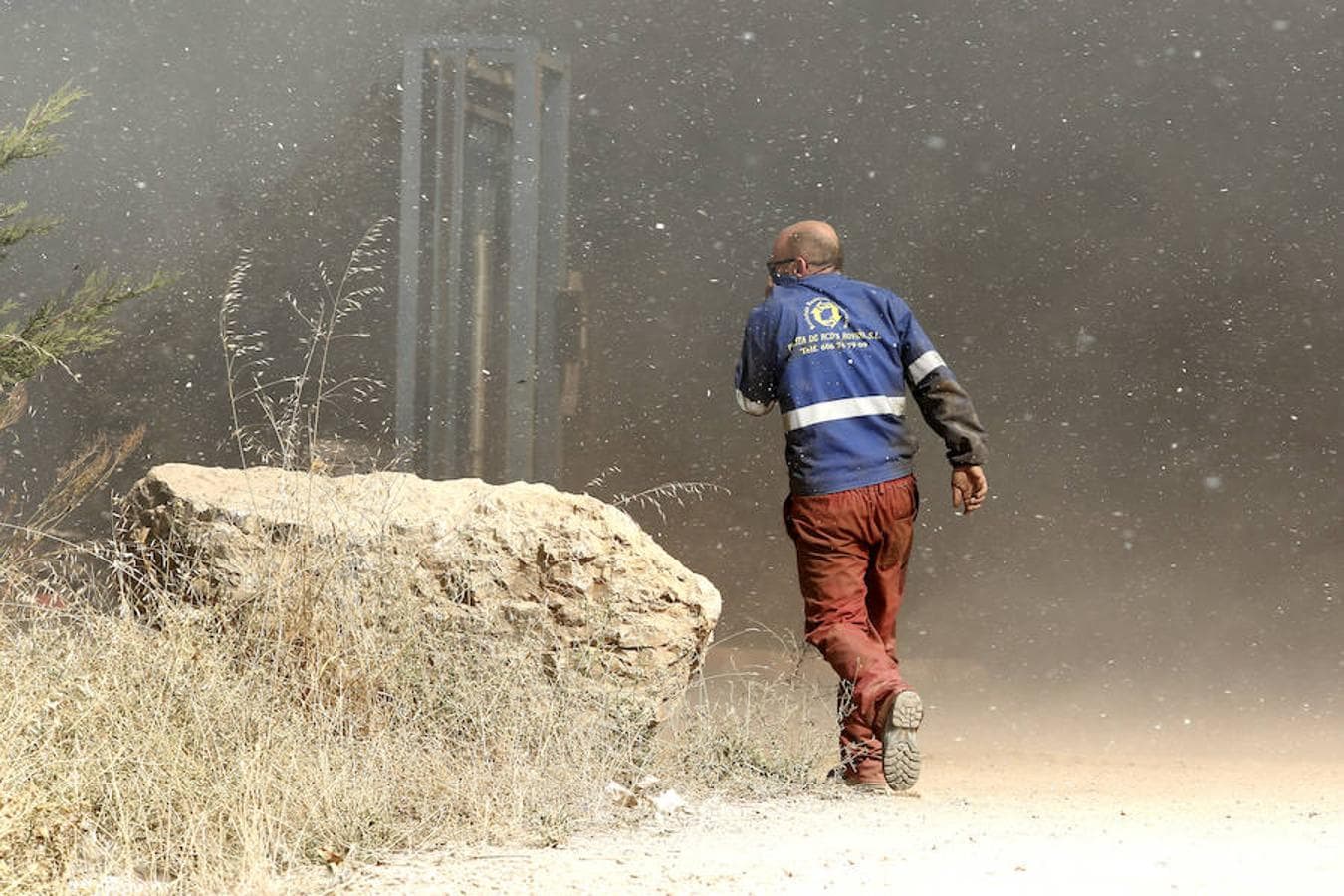 Fotos: Un incendio asola la planta de reciclaje industrial de León Verde