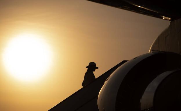 Imagen principal - Melania Trump posa en diversos lugares de las pirámides de Egipto. 