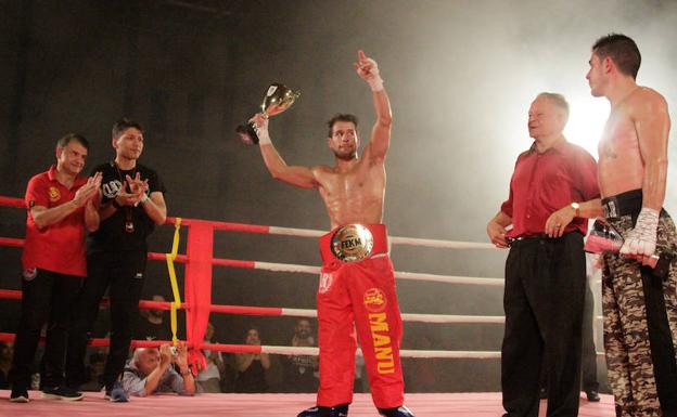 Manuel García Sánchez levanta el título nacional ante su oponente. 