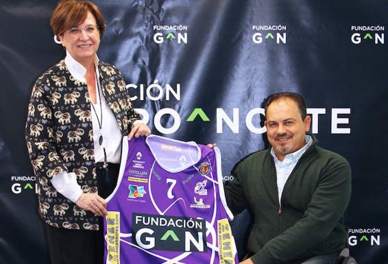 Almudena Fontecha y José Antonio de Castro sujetan la camiseta del BSR Valladolid. 