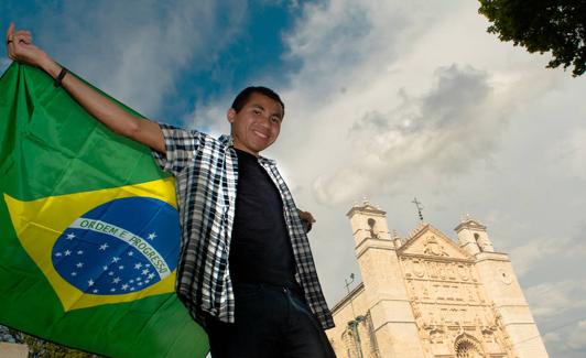 Leonardo posa con la bandera de su país 