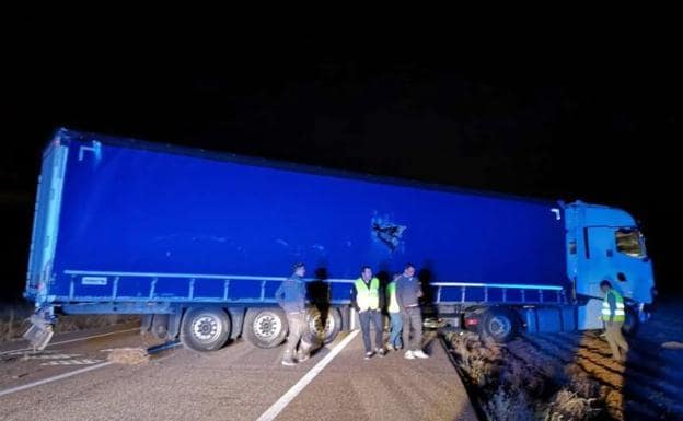 Peñaflor de Hornija. El camión se salió de la calzada en el kilómetro 214 de la N-601.