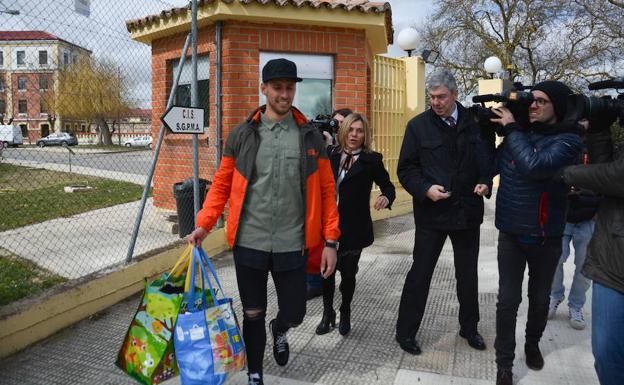 'Viti' saliendo de la cárcel de Burgos. 