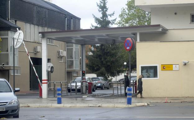 Entrada a la casa cuartel de la Guardia Civil en Sansomendi (Vitoria) 