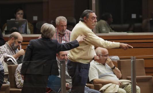 Uno de los miembros de Parados en Movimiento increpa a Herrera antes de ser expulsado.