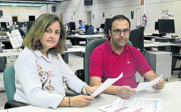 María José de Santiago y Carlos Rubio, con los papeles de su solicitud. :: 