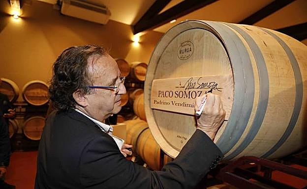 Francisco Somoza, nuevo padrino de la vendimia, firma una barrica de la bodega. 