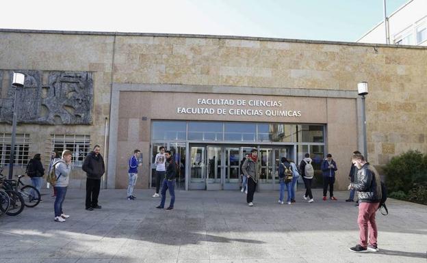 Estudiantes universitarios a las puertas de la Facultad de Ciencias de la USAL. 