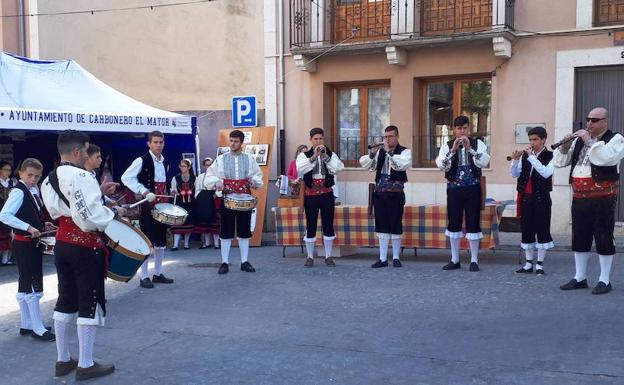 La Escuela de Dulzainas y Tamboril de Carbonero actúa en el evento