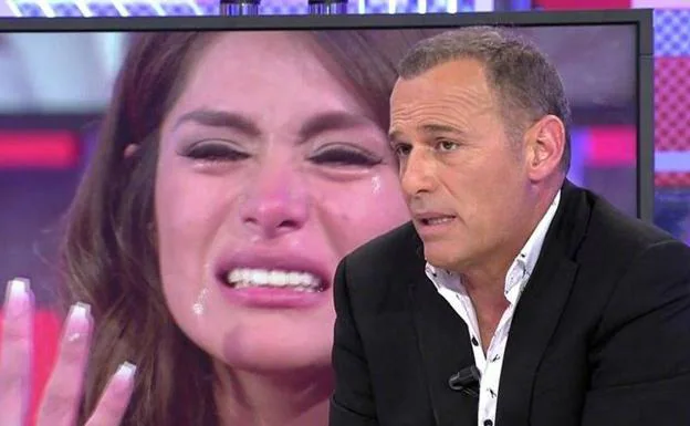 Carlos Lozano, con Miriam llorando en la pantalla. 