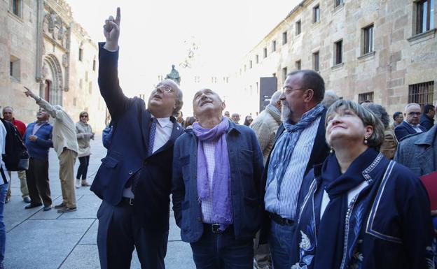 Enrique Cabero muestra a Pepe Álvarez la ubicación de la rana en la fachada plateresca de la USAL. 