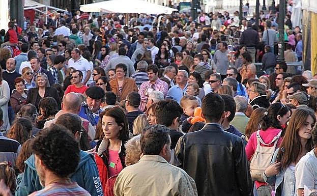 La avenida del Acueducto, llena de gente.