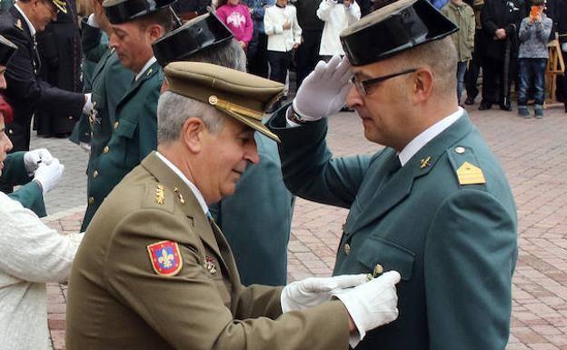Miguel Ángel Barbero (derecha) fue condecorado en la festividad del Pilar de 2016. 
