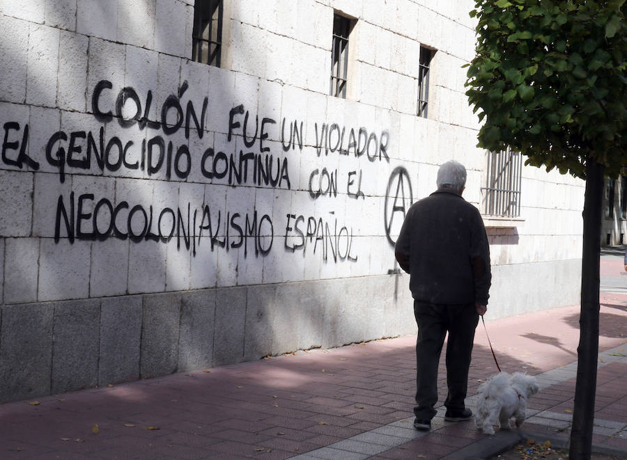 La Casa de Colón en Valladolid ha amanecido el Día de la Hispanidad con dos pintadas en la fachada