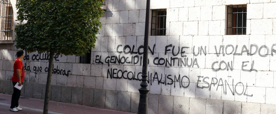 La Casa de Colón en Valladolid ha amanecido el Día de la Hispanidad con dos pintadas en la fachada