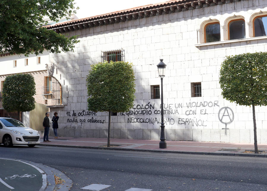 La Casa de Colón en Valladolid ha amanecido el Día de la Hispanidad con dos pintadas en la fachada