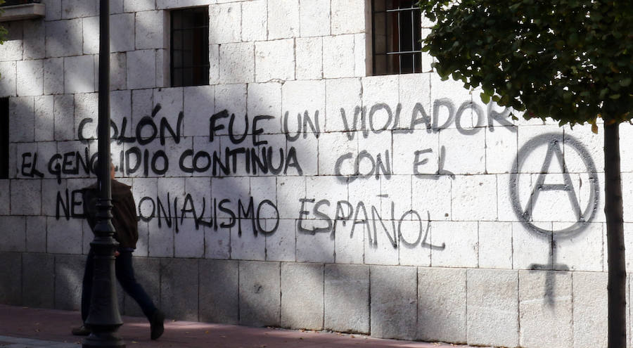 La Casa de Colón en Valladolid ha amanecido el Día de la Hispanidad con dos pintadas en la fachada