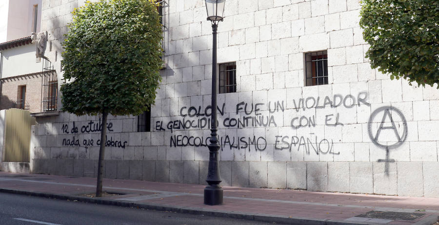 La Casa de Colón en Valladolid ha amanecido el Día de la Hispanidad con dos pintadas en la fachada