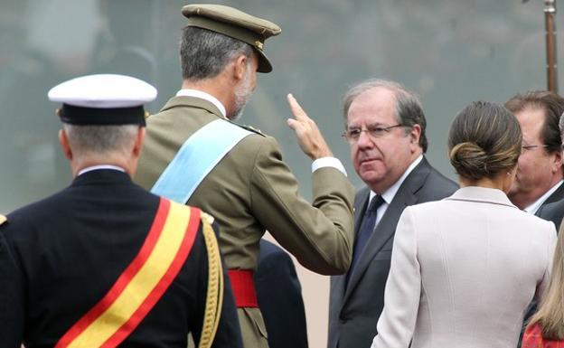 El rey saluda al presidente de la Junta de Castilla y León, Juan Vicente Herrera. 