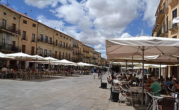 La Plaza Mayor cuenta con un buen número de terrazas durante la época estival.