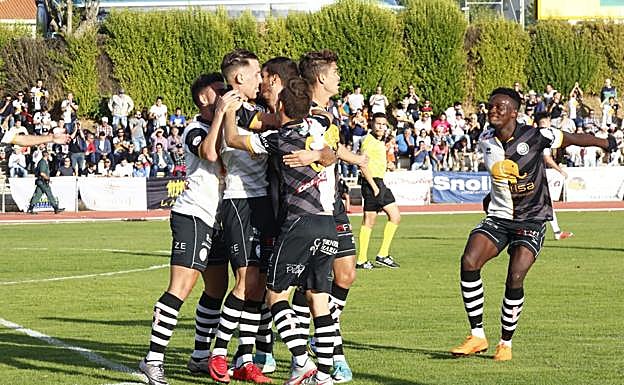 Los jugadores de Unionistas abrazan a Carlos de la Nava en el primer tanto del equipo charro. 