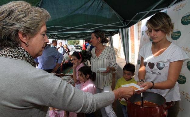 Una mujer recibe su ración de garbanzos.